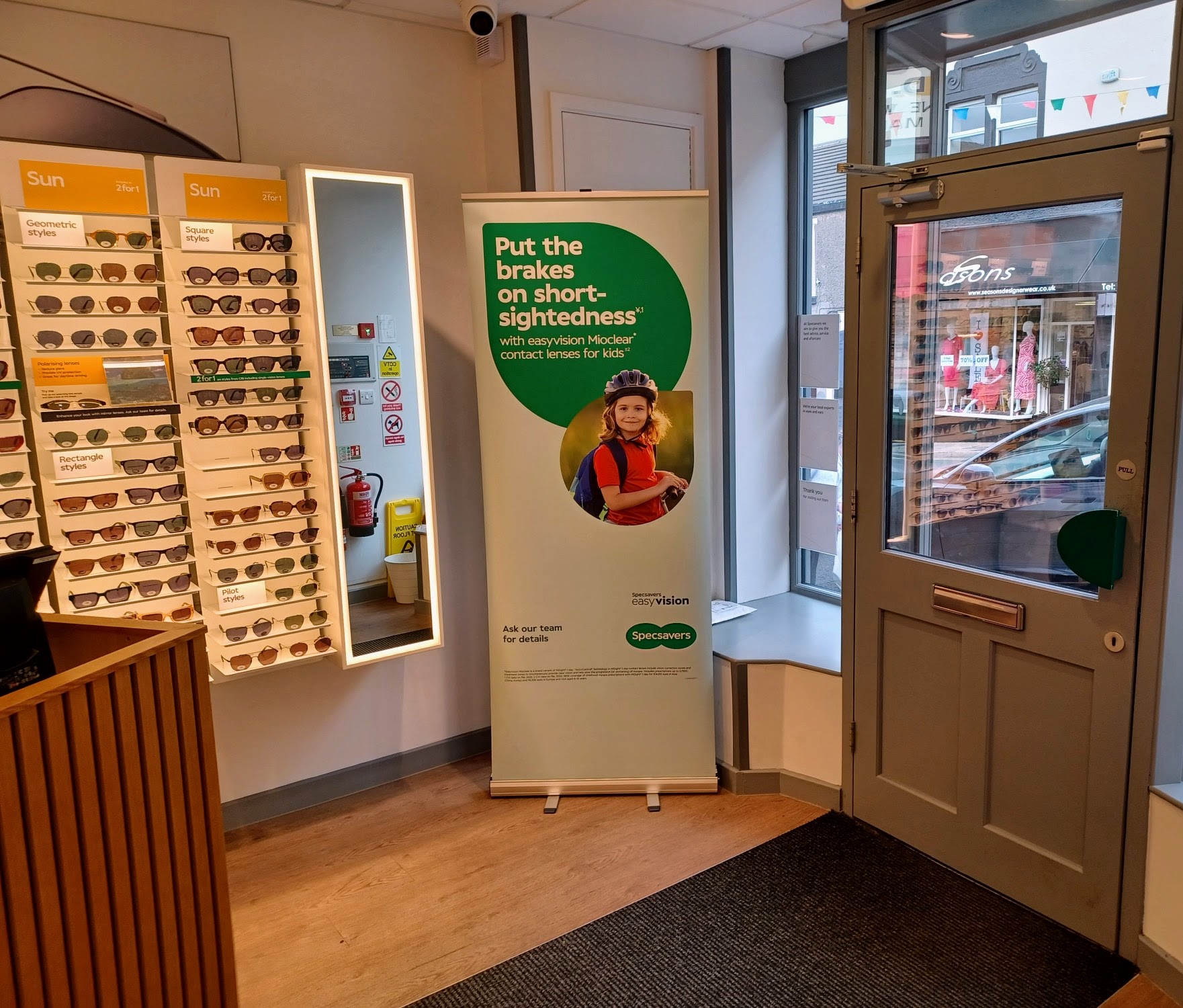 Retail merchandising services in store